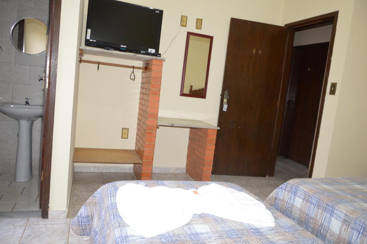Colonial Hotel *